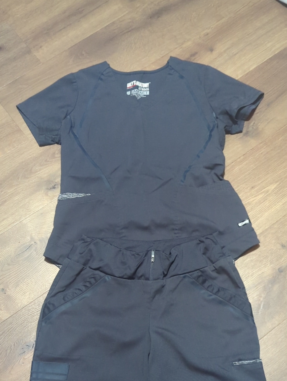 Greys Anatomy Short Sleeve Scrub Top And Joggers in Charcoal